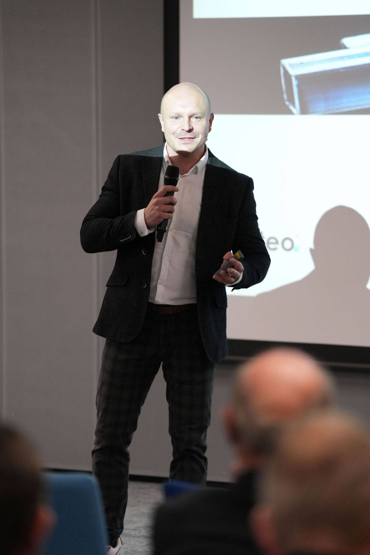 Radek Jaros podczas wystąpienia dla menedżerów na Stadionie Śląskim.