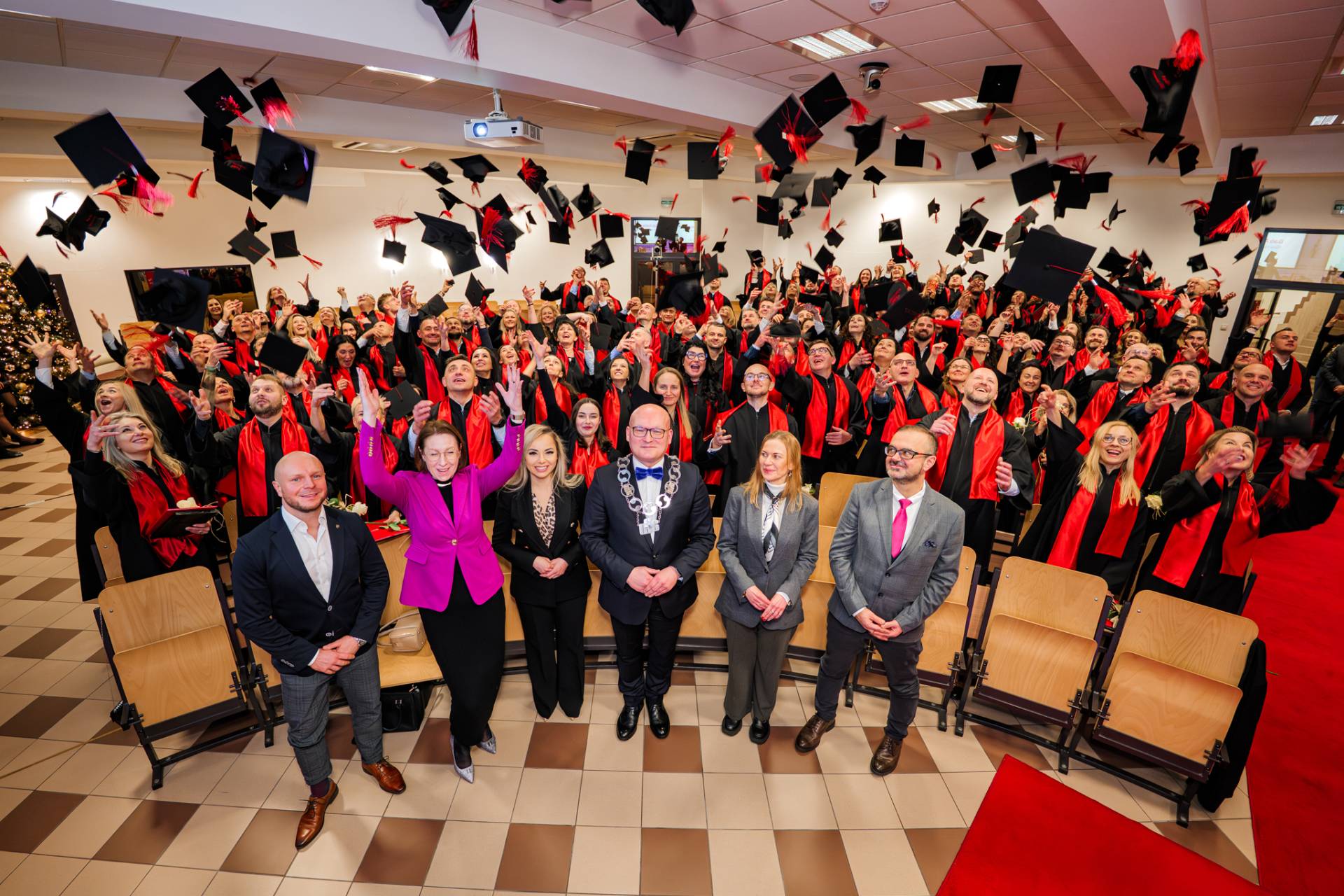 Radek Jaros podczas gali wręczenia dyplomów MBA edukacja menedżerska w Polsce.