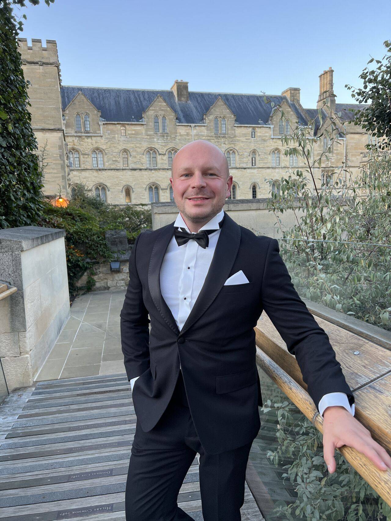 Radek Jaros kilka lat po studiach – przed uroczystą kolacją w Pembroke College w Oxfordzie.