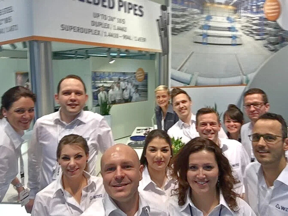 Radek Jaros podczas wydarzenia targowego w Düsseldorf z międzynarodowym zespołem, okres pracy w Niemczech.