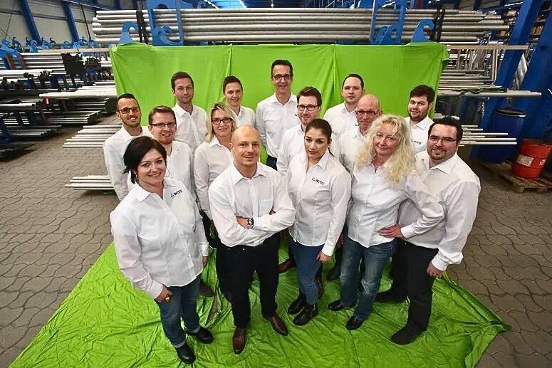 Radek Jaros podczas sesji zdjęciowej do katalogu z zespołem w okresie pracy w Niemczech.