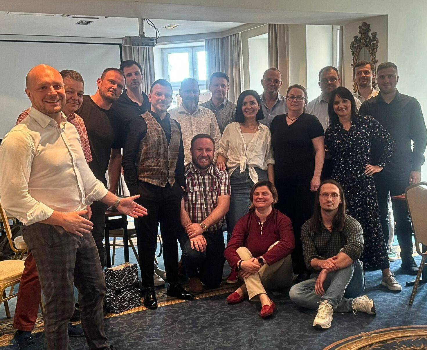 Radek Jaros po zakończonym bloku zajęć MBA z grupą osób zarządzających.