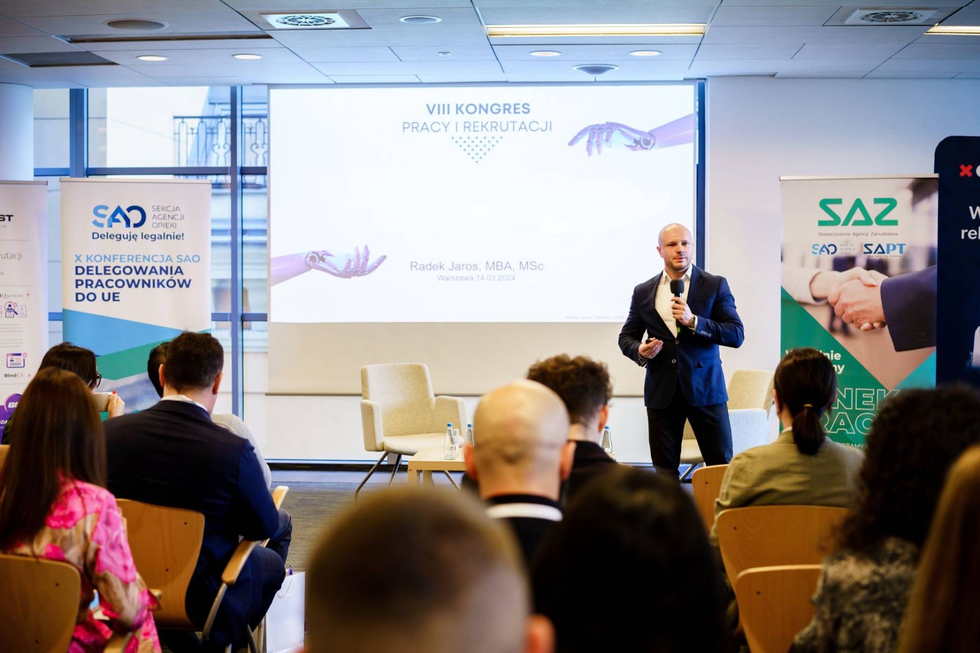 Radek Jaros podczas wystąpienia na konferencji Pracy i Rekrutacji w Warszawie.