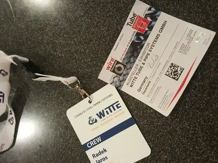 Radek Jaros z pamiątkami z targów branżowych.